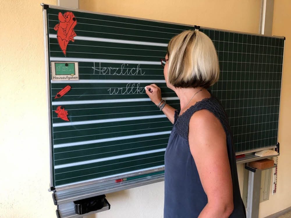 Anke Thieme schreibt schon mal ein Willkommen an die Tafel.