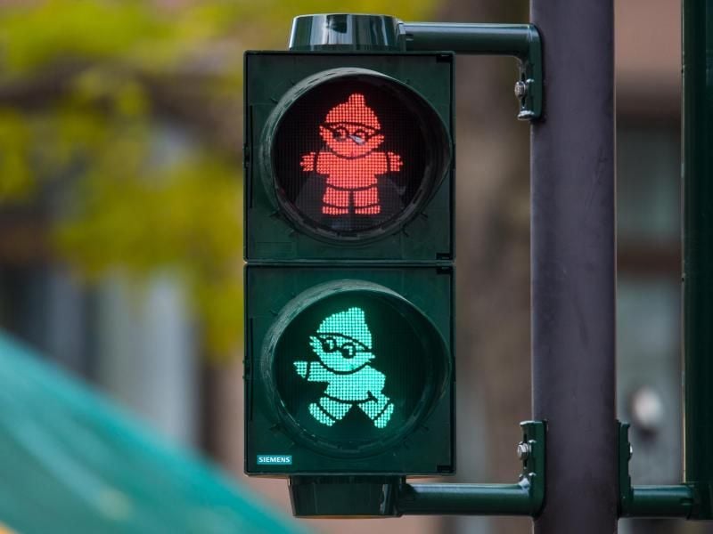Das ist die erste Mainzelmännchen-Ampel in Deutschland. Durch den Nachleucht-Effekt während des Wechsels von Rot auf Grün sind bei dieser beide Mainzel-Ampelmännchen sichtbar. Foto: Andreas Arnold
