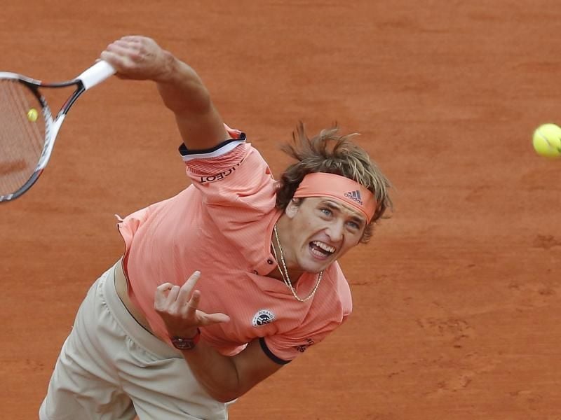 Alexander Zverev besiegte Damir Dzumhur in Paris in fünf Sätzen. Foto: Michel Euler/AP