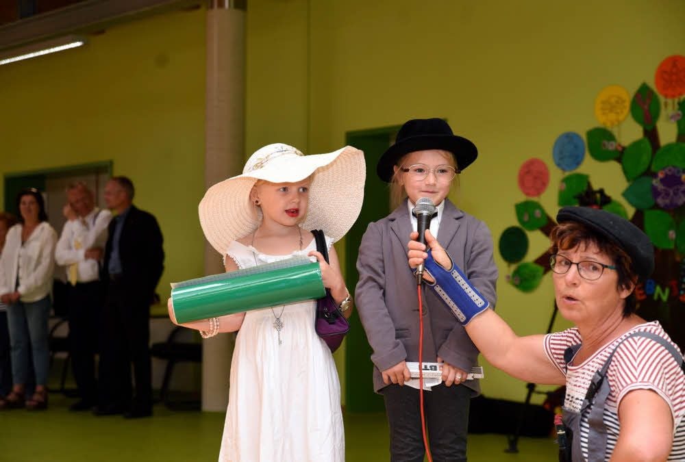 Lina (Mitte) spielte den Oberbürgermeister, Sophia dessen Frau. Dass der Umzug endlich Geschichte ist, darüber sind die Kinder genauso froh wie Ines Kürbitz, die stellvertretende Leiterin der Einrichtung.