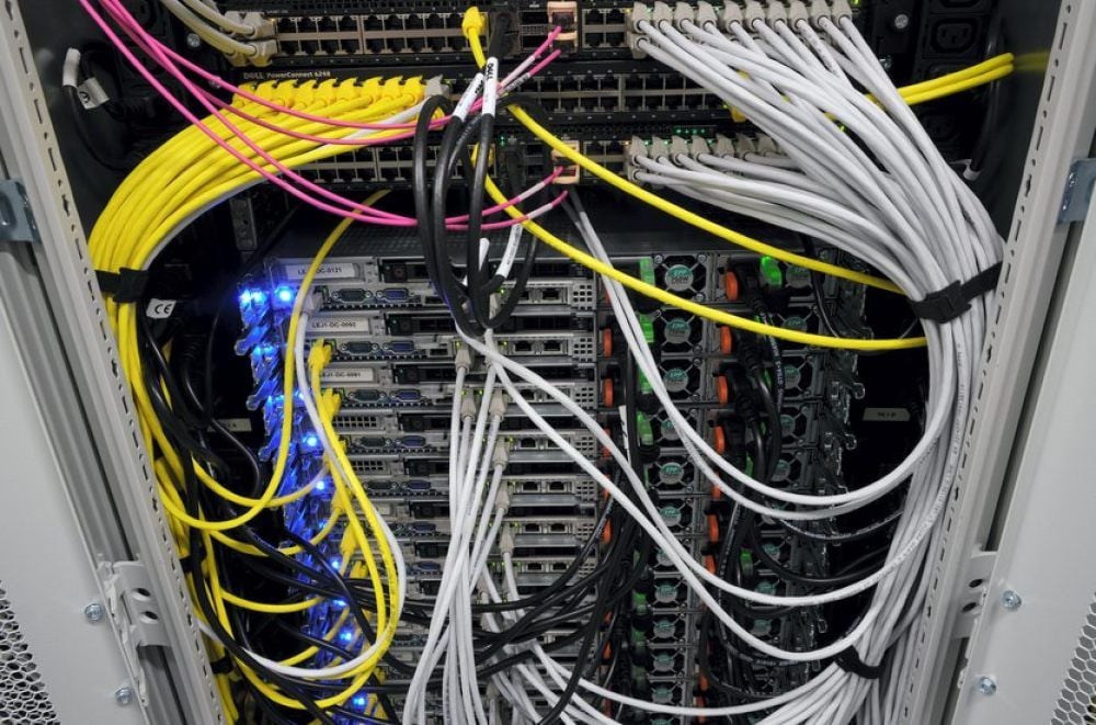 Doppelte Stromversorgung, doppelte Datensicherung- zahllose Kabel gehen von den Geräten ab,