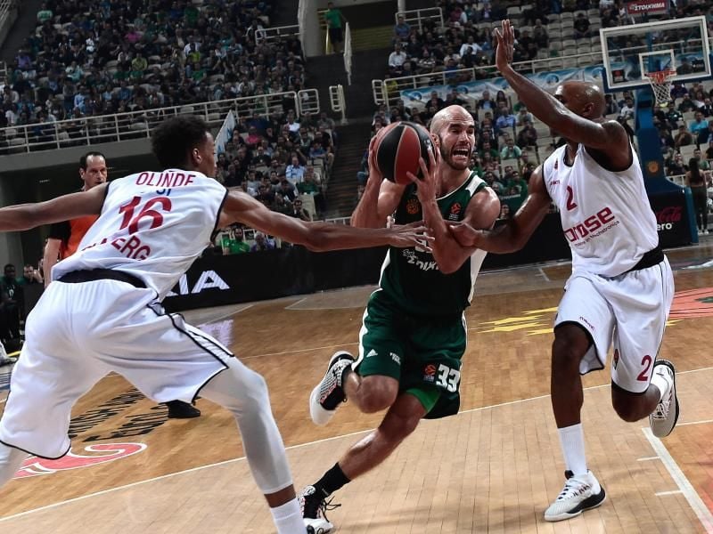 Nick Calathes (M) war von der Bamberger Defensive nicht zu stoppen. Foto: Angelos Tzortzinis