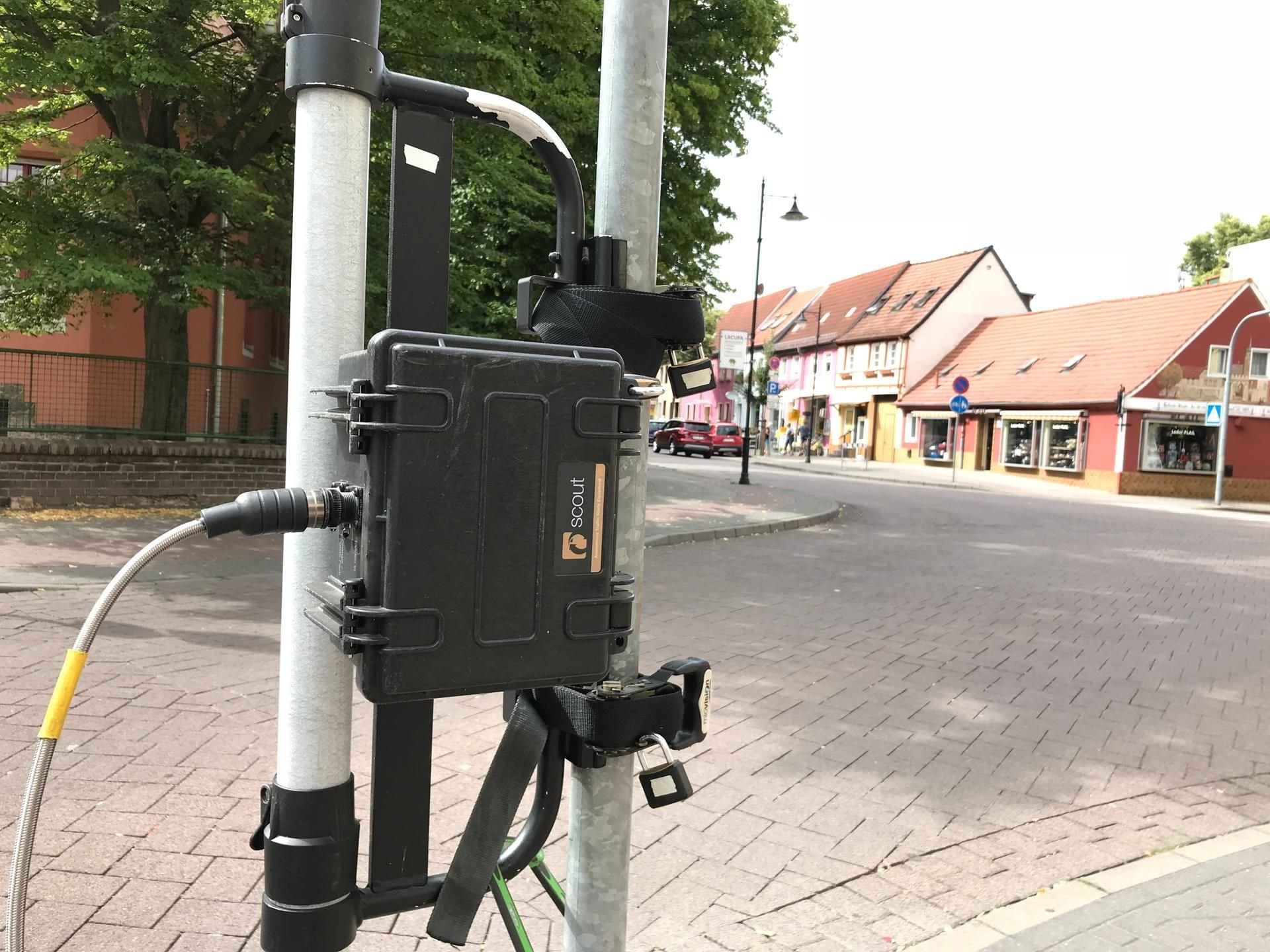 Eines der beiden Geräte hängt noch an einem Schild an der Kreuzung Hallesche Straße/Bärteichpromenade.