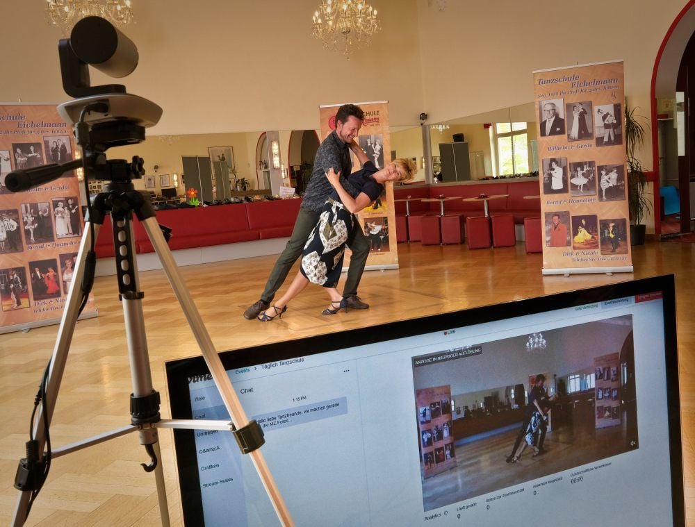 Per Live-Stream tanzen Nicole und Dirk Eichelmann im leeren Übungssaal für die Kursteilnehmer, zudem haben sie über 50 Videos produziert.