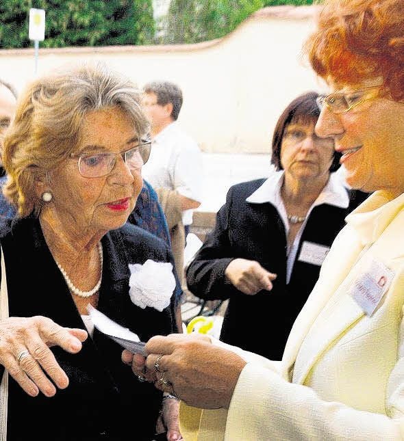 Barbara Genscher (links), die Witwe des früheren Außenministers, kommt gern nach Bad Lauchstädt. Sie stellte sich wie alle anderen auch am Eingang an.