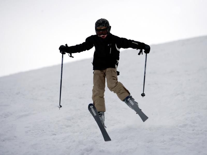Ein junger Skifahrer auf dem Bungsberg in Schönwalde. Photo: Daniel Bockwoldt/Archiv Foto: Daniel Bockwoldt