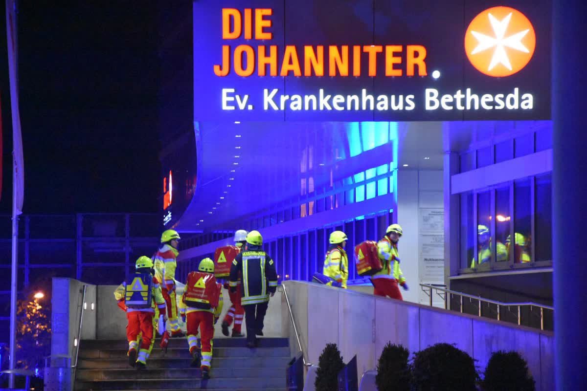 Einsatzkräfte am Bethesda-Krankenhaus in Mönchengladbach