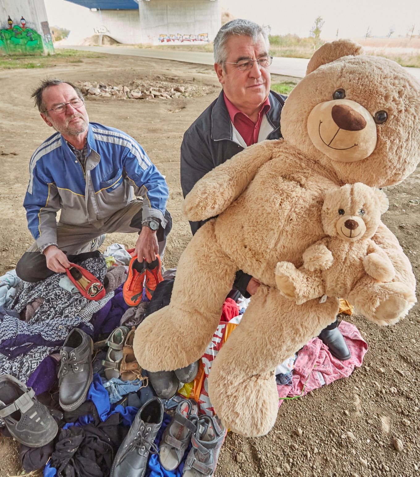 Gemeindearbeiter Ernst Jahnel (links) und Bürgermeister Lothar Jänsch finden immer wieder weggeworfene alte Kleidung - und in diesem Fall sogar einen Riesen-Teddy - in der freien Landschaft.