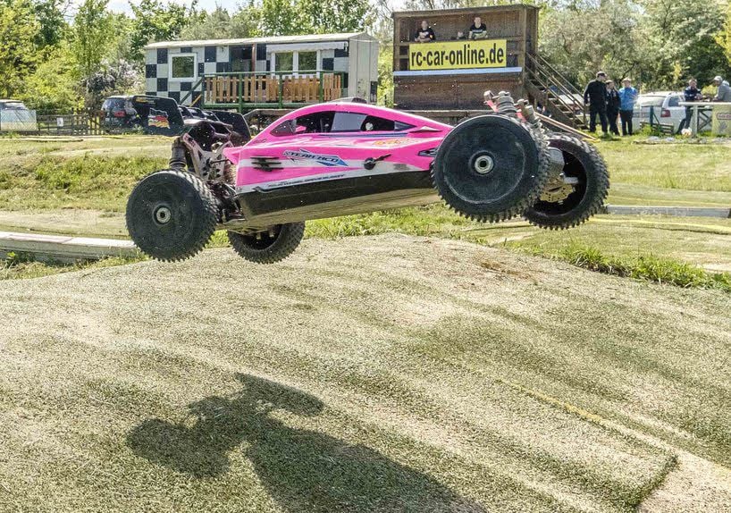 Der kleine Buggy im Maßstab 1:6 von Jan Picht nimmt den Hügel im Sprung. Für eine Runde brauchte er 28 Sekunden.
