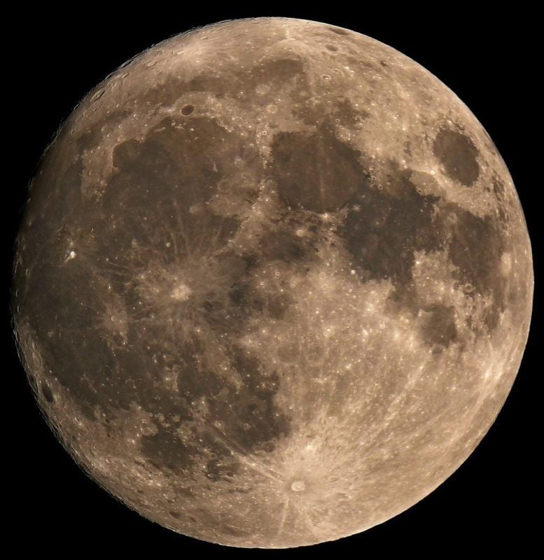 Sternfreund Klaus Rockmann hat 2016 einen Supermond (Vollmond in großer Nähe zur Erde) fotografiert