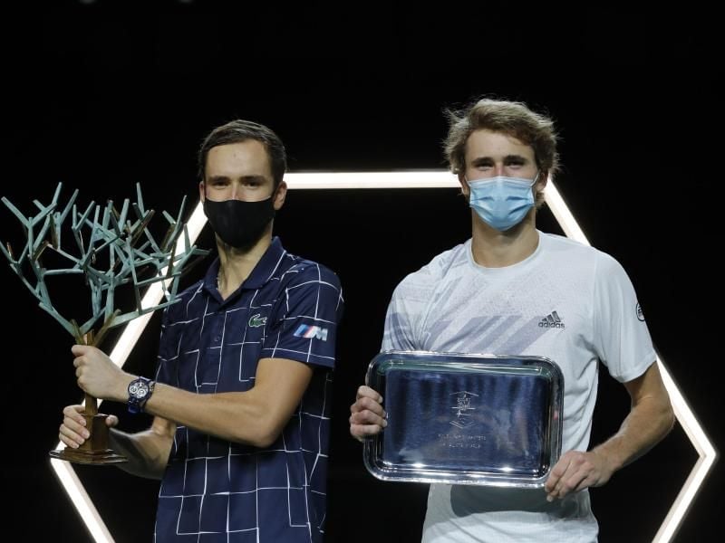 Final-Sieger Daniil Medwedew (l) und Alexander Zverev posieren während der Siegerehrung mit den Trophäen. Foto: Christophe Ena/AP/dpa