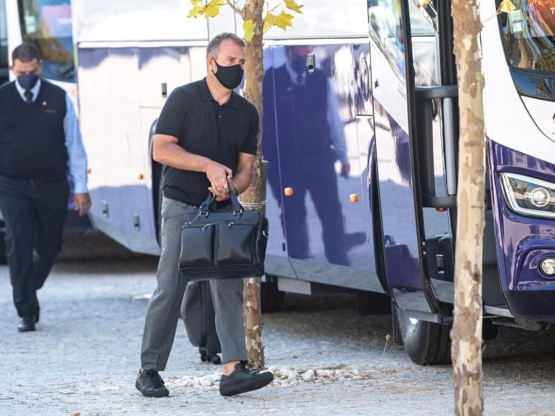 Der FC Bayern im Trainingslager an der Algarve vor dem Finalturnier in Lissabon: Trainer Hansi Flick verlässt das Teamhotel. Foto: Matthias Balk/dpa