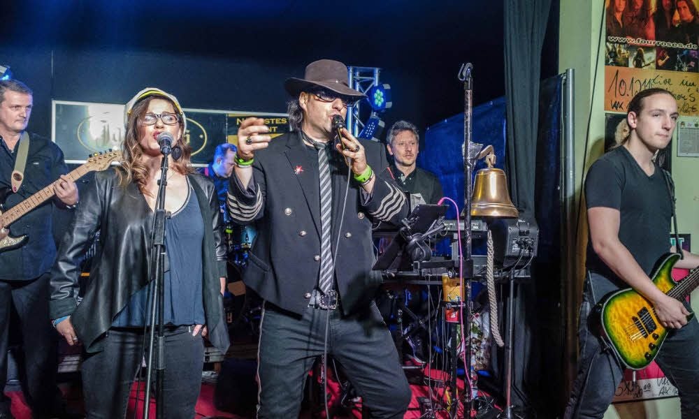 Mister Panik mit Band: Seit April tritt Udo Lindenberg-Double Sirko Sobiechowski mit dem Atlantic-Orchester auf.