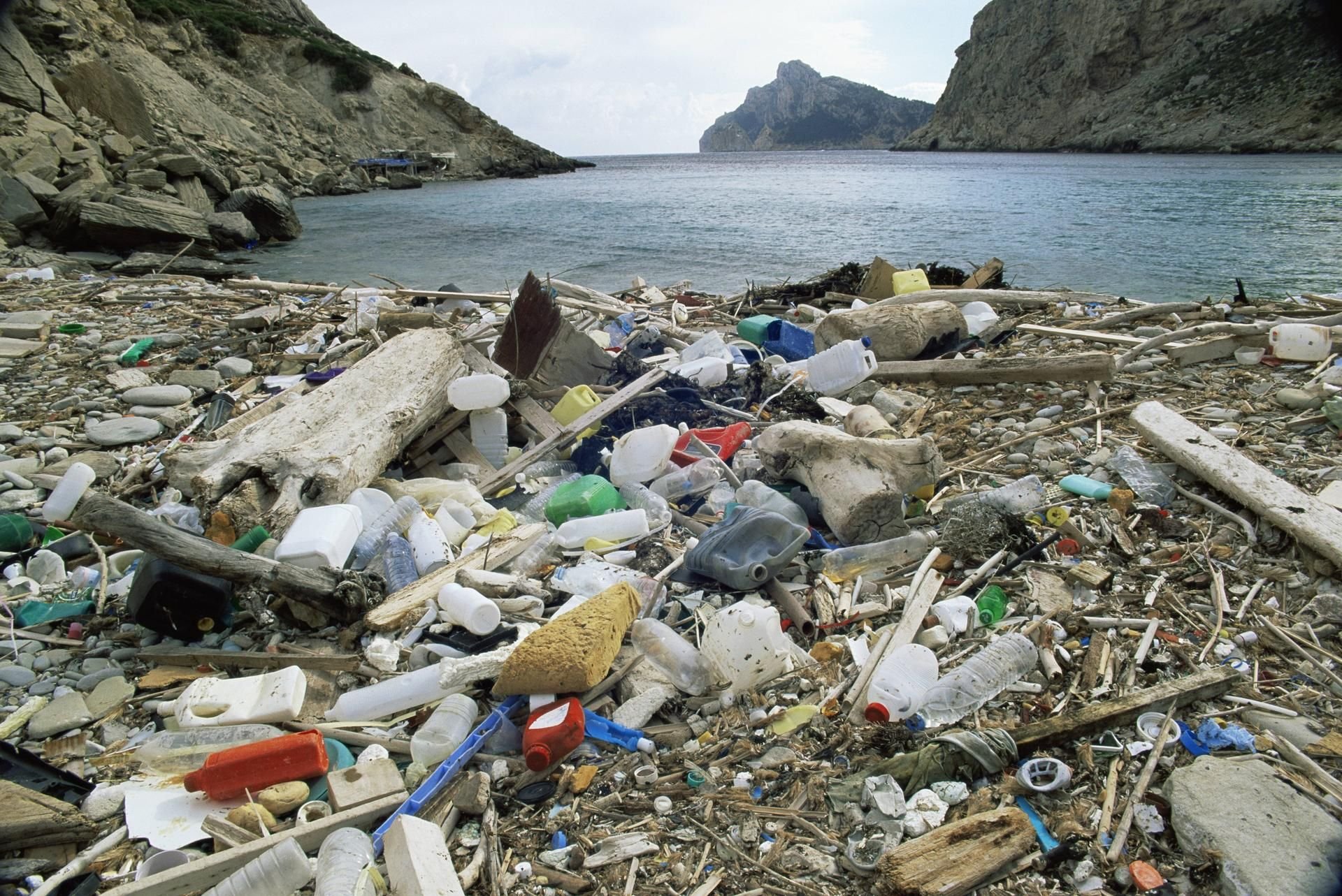 Vor lauter Müll sieht man den Strand nicht mehr: die verschmutzte Bucht Cala Vall de Boquer auf Mallorca.