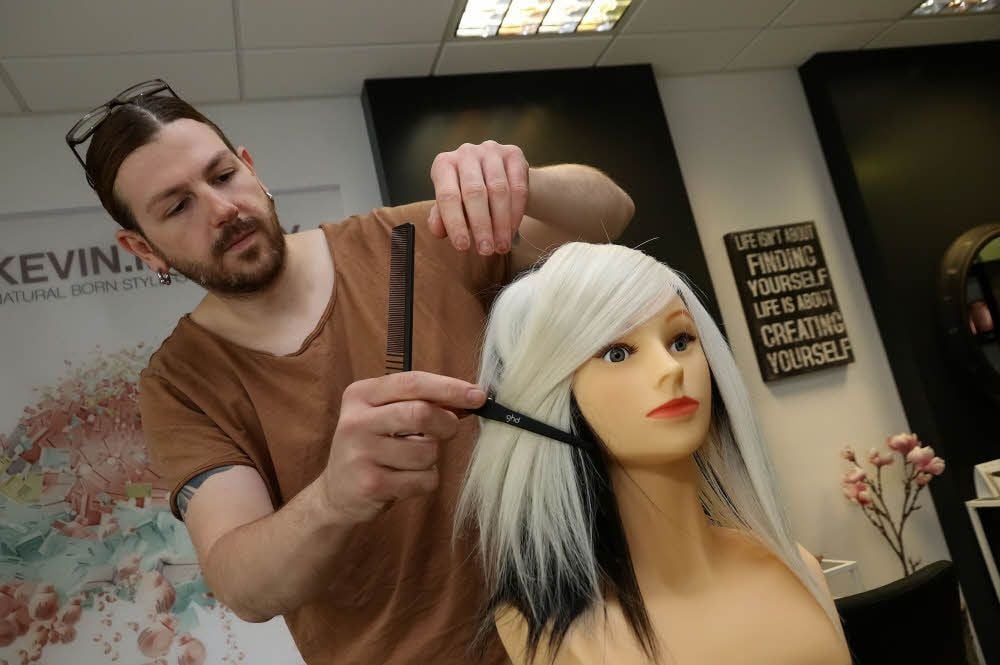 Mit Akribie arbeitet der Sangerhäuser Friseurmeister Kai Mögling an einem Ziegenhaarkopf. Er fährt zur Weltmeisterschaft nach Paris.