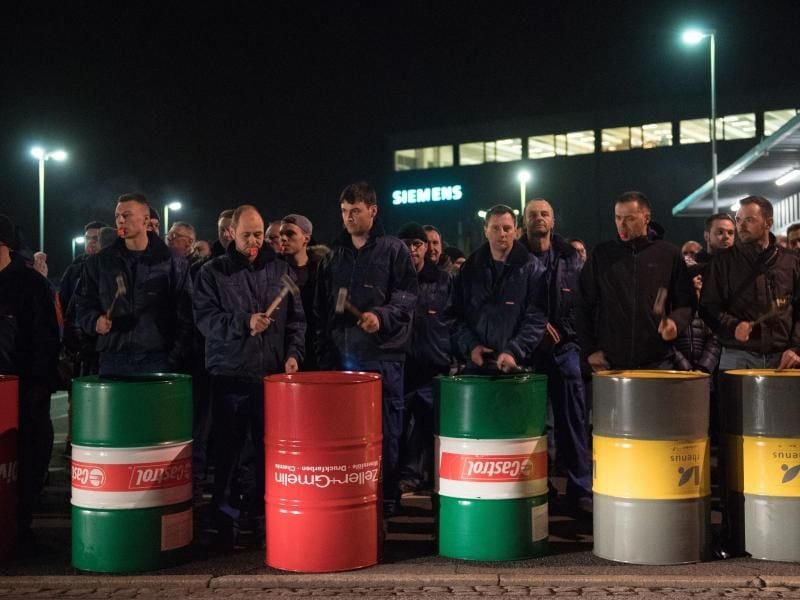Siemens-Mitarbeiter protestieren in Görlitz vor dem Siemens-Werk. Foto: Sebastian Kahnert