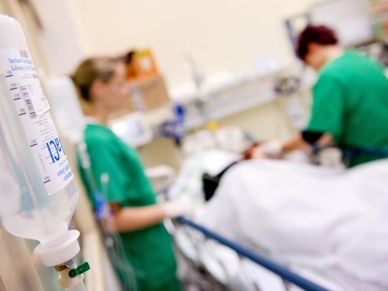 Medizinisches Personal versorgt im Krankenhaus einen Patienten. Foto: Sven Hoppe/dpa/Symbolbild