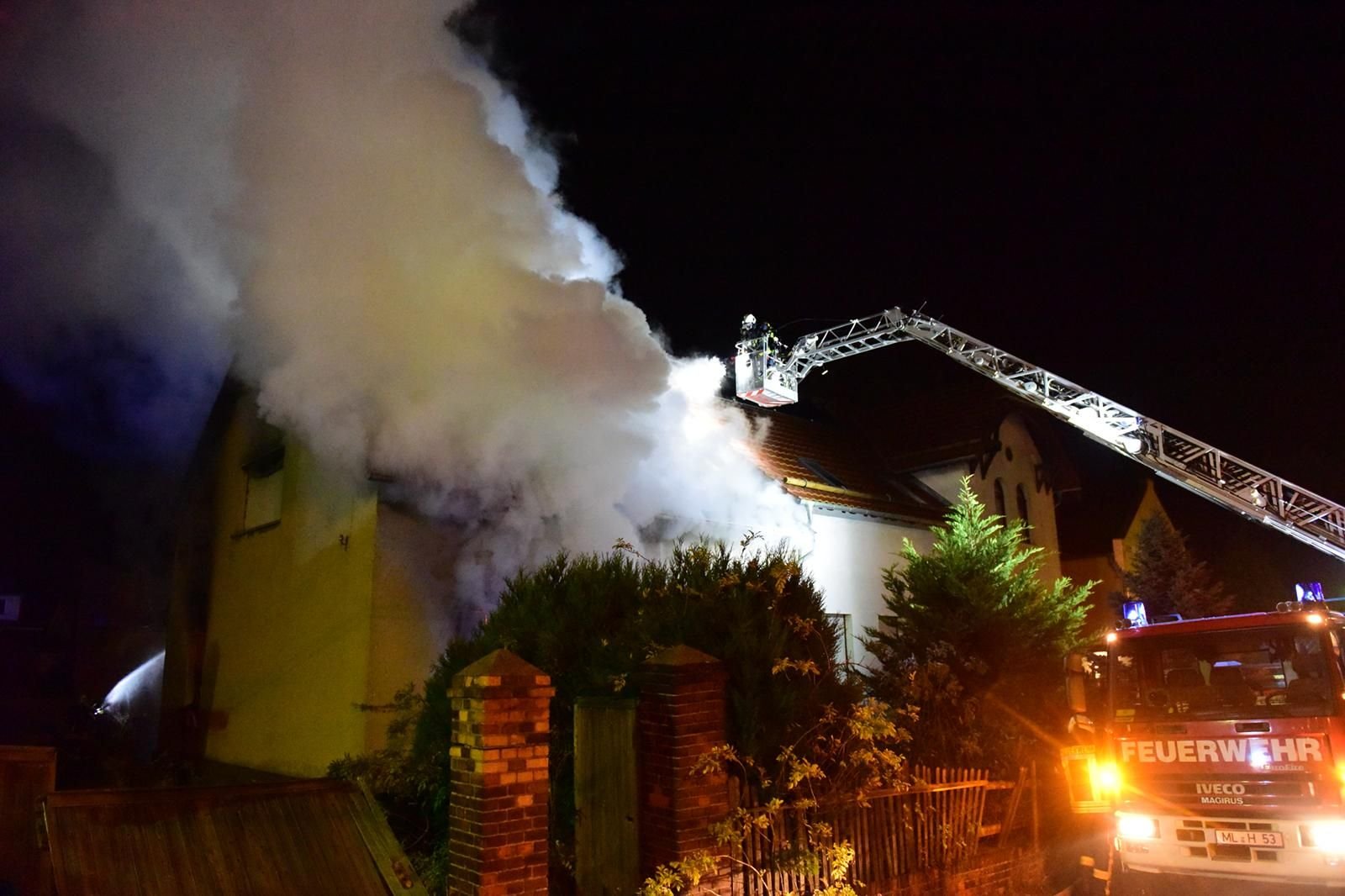 Aufgrund des dichten Rauches musste eine Bewohnerin des Nachbarhauses in ein Krankenhaus gebracht werden.