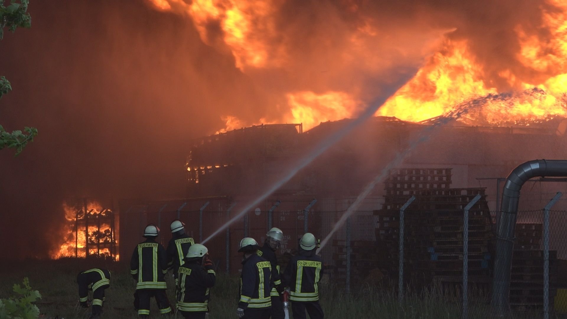 Feuerwehrleute bekämpfen am Mittwochabend in Gardelegen (Sachsen-Anhalt) einen Brand auf dem Betriebsgelände einer Entsorgungsfirma für Kunststoffe.