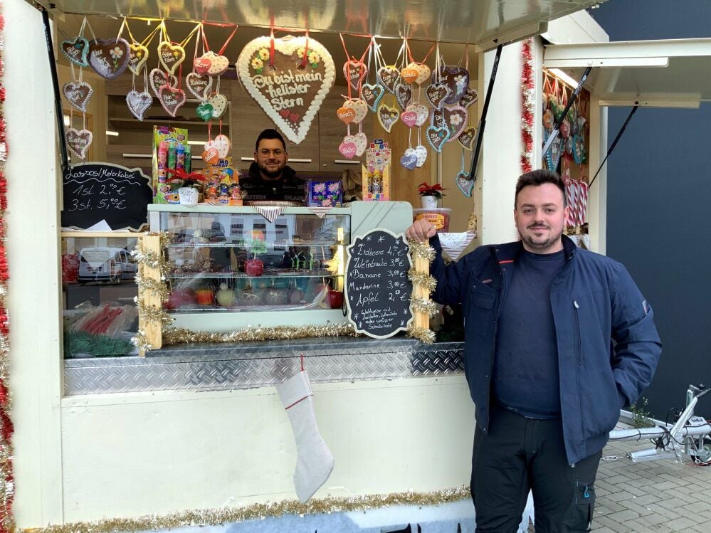 Justin Straube (vorn) und André Wiens, ein guter Freund, der mithilft, am Süßigkeitenstand. Der ist noch bis zum Jahresende am Edeka-Markt von Roland Höhne in Jessen zu finden.