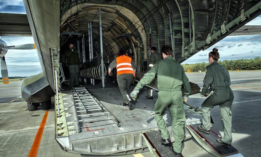 Eine Transall-Maschine steht zum Abtransport des Verletzten bereit.