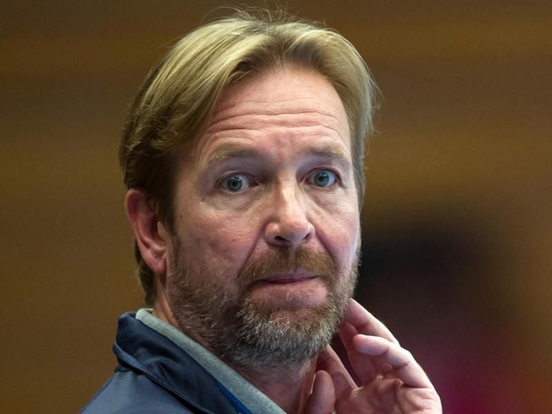 Martin Schwalb steht neben dem Spielfeld. Foto: Maja Hitij/dpa/Archivbild