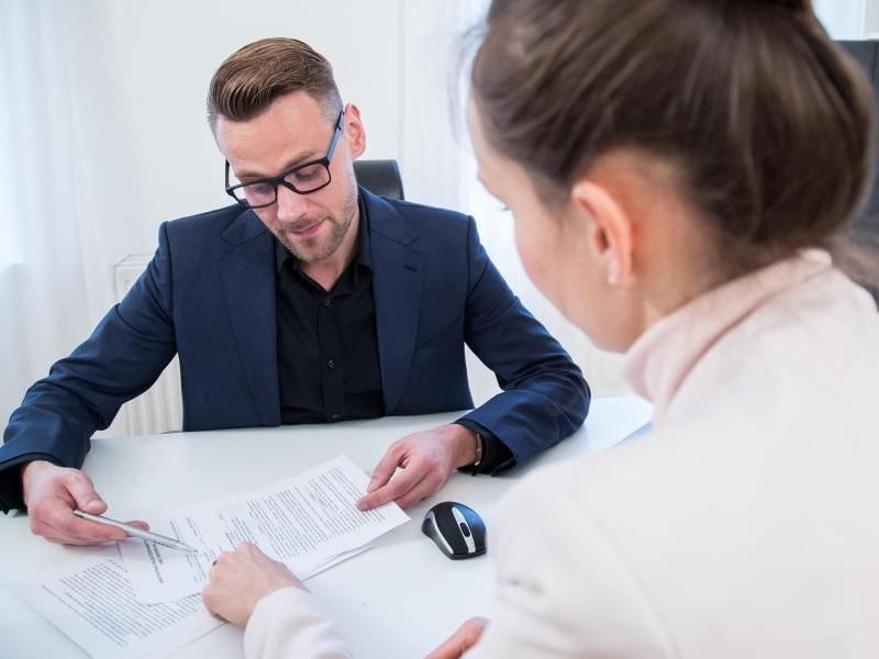 Am besten besprechen Beschäftigte schon vor ihrer Elternzeit mit der Führungskraft wie die Rückkehr in den Job genau aussehen soll. Foto: Christin Klose/dpa-tmn