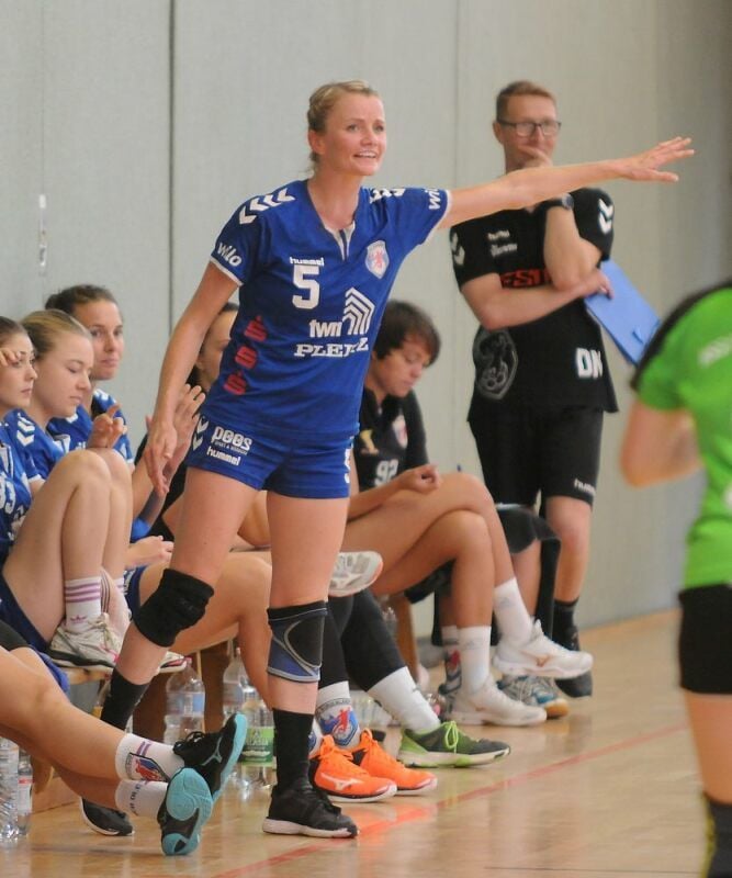 Jessica Stiskall, Spielertrainerin des HC Burgenland, in Aktion.