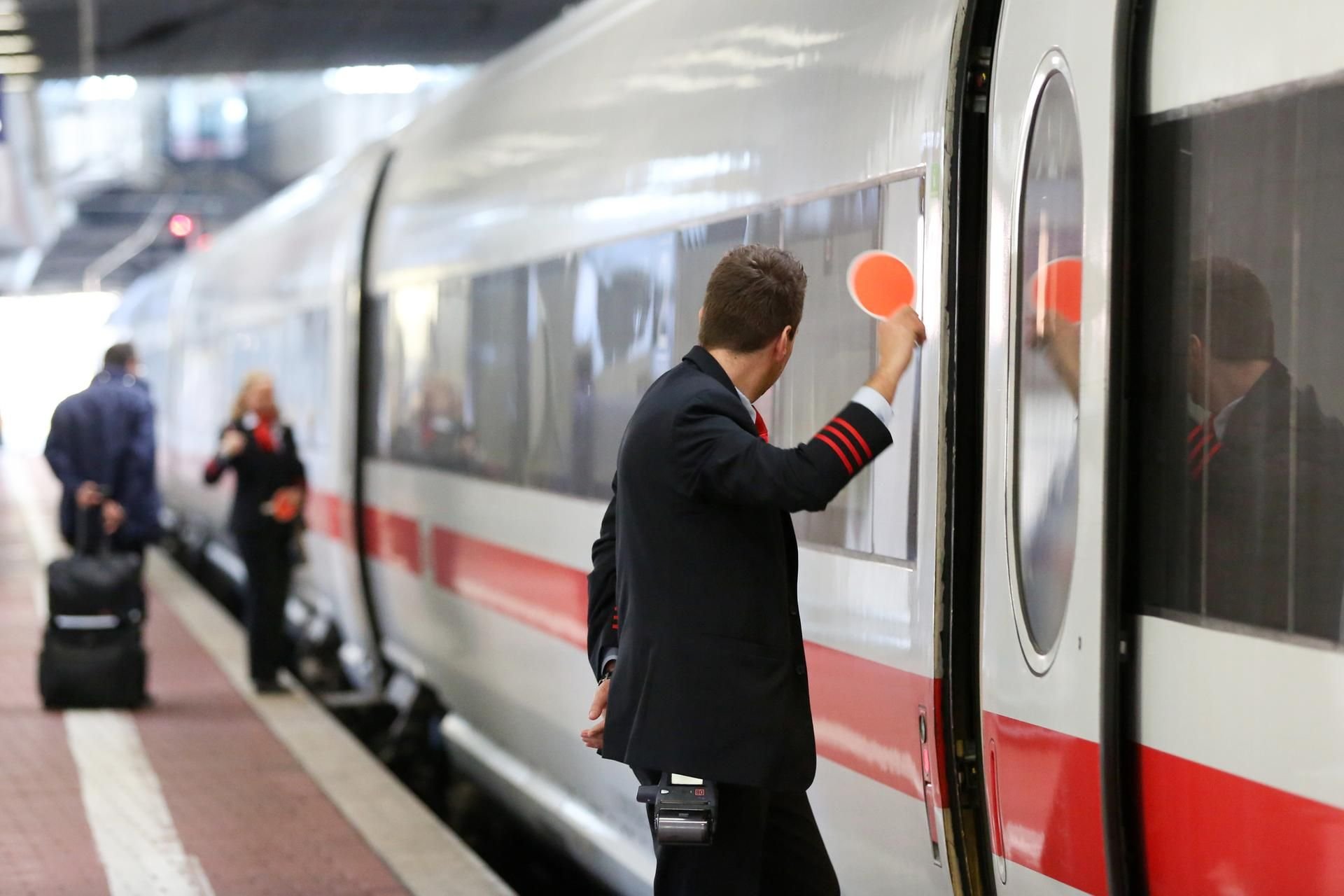Gleich steigt der Zugbegleiter ein und kontrolliert die Tickets.
