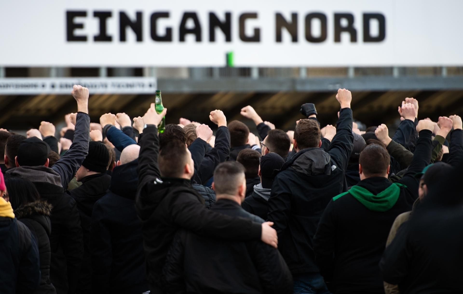 Gladbach-Fans stehen vor dem Borussia-Park. (Symbolbild)