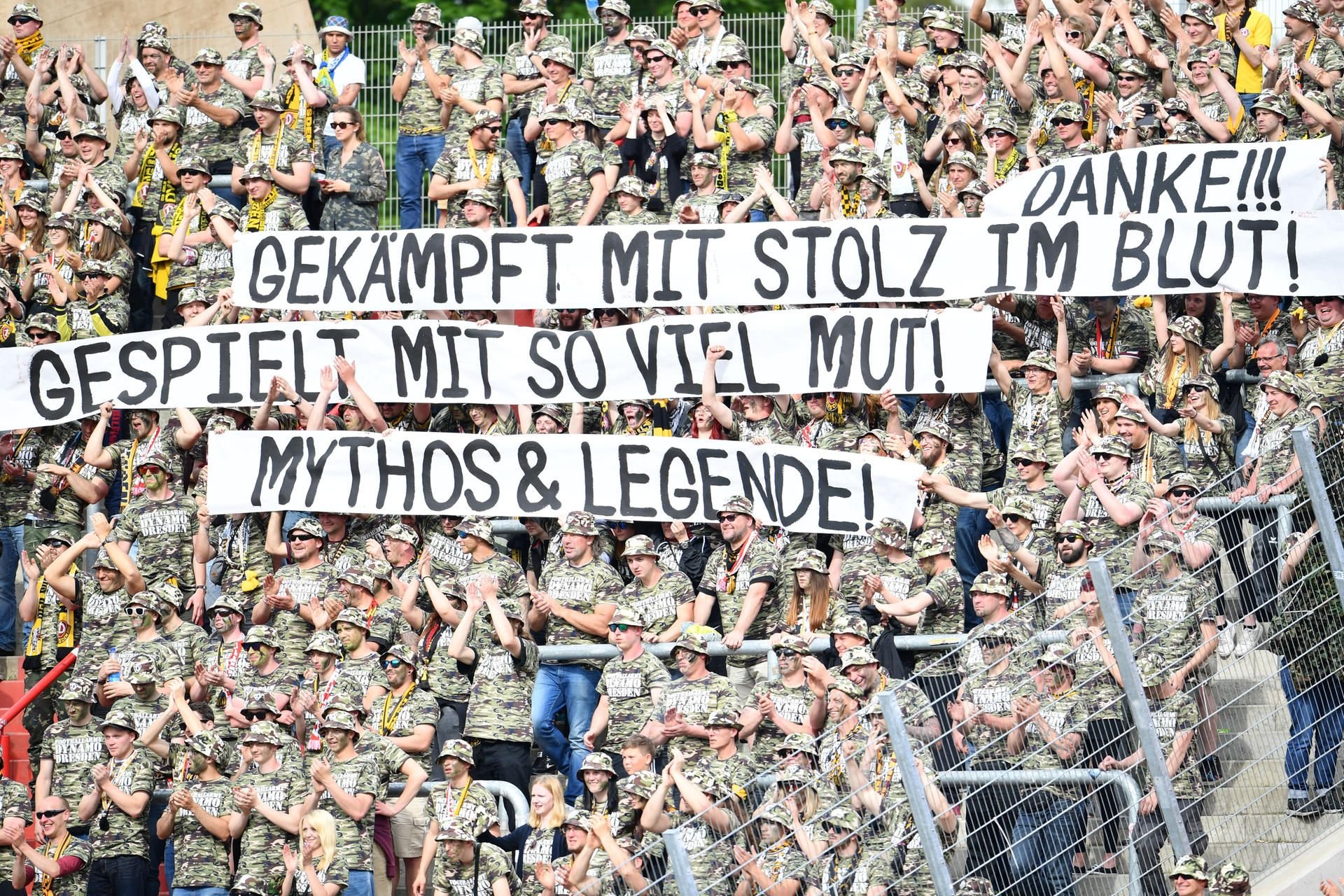 Dresdener Fans halten nach Spielschluss ein Transparent mit der Aufschrift „Danke! Gekämpft mit Stolz im Blut! Gespielt mit so viel Mut! Mythos & Legende!“ in den Händen.
