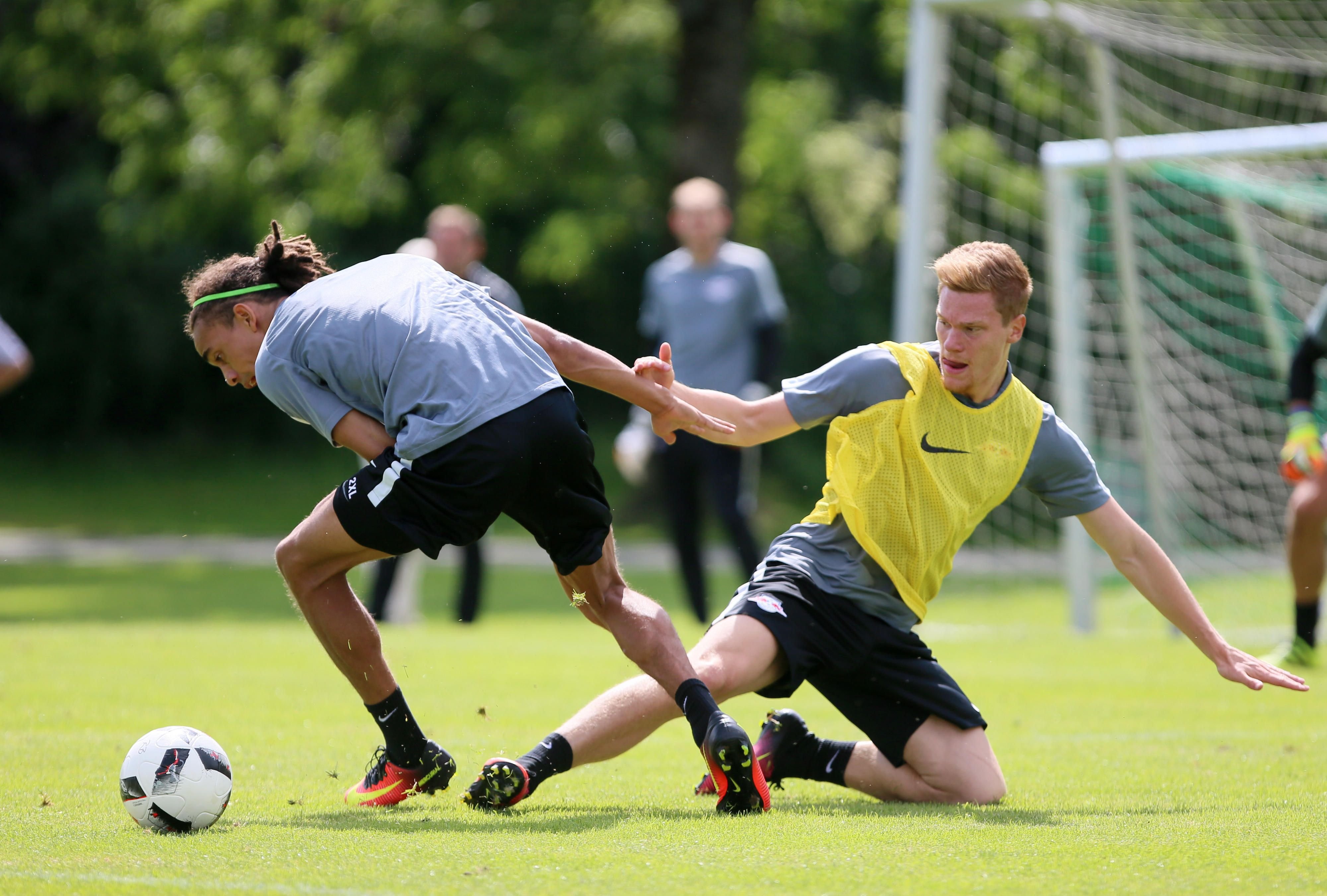 Schenken sich im Trainingslager nichts: Yussuf Poulsen und Marcel Halstenberg im Zweikampf