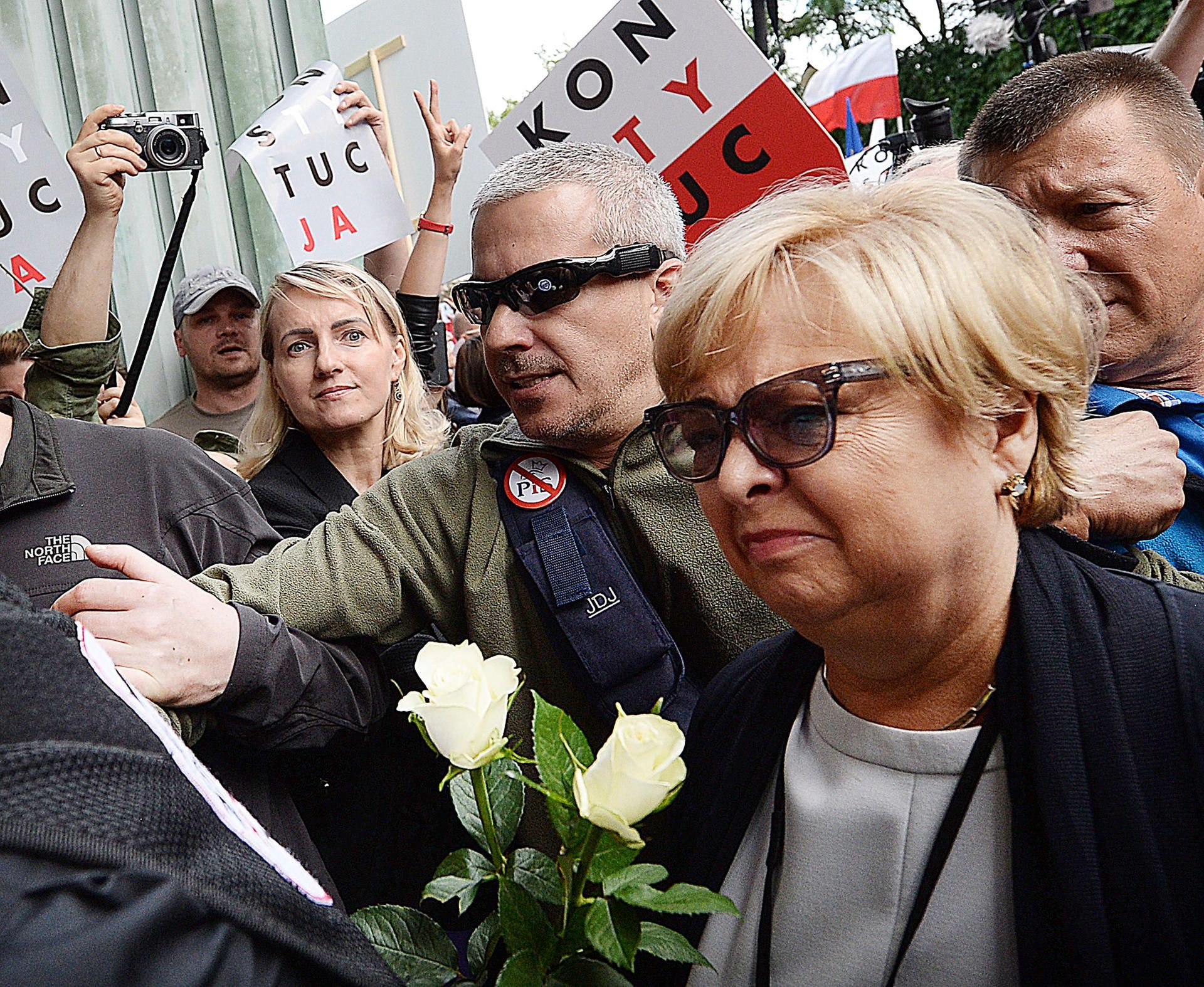 Die Vorsitzende des Obersten Gerichts hat ihre erzwungene Pensionierung durch die nationalkonservative Regierung vorerst ignoriert