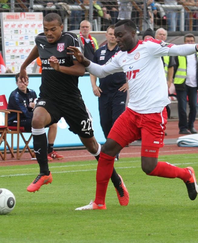Marvin Ajani (l.) hängt in Köln im Sprintduell seinen Gegenspieler Cedric Mimbala ab.