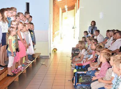 Gespannt verfolgten die neuen Erstklässler der Grundschule „Elbkinderland“ in der ersten Reihe sitzend das Geschehen auf der Bühne.