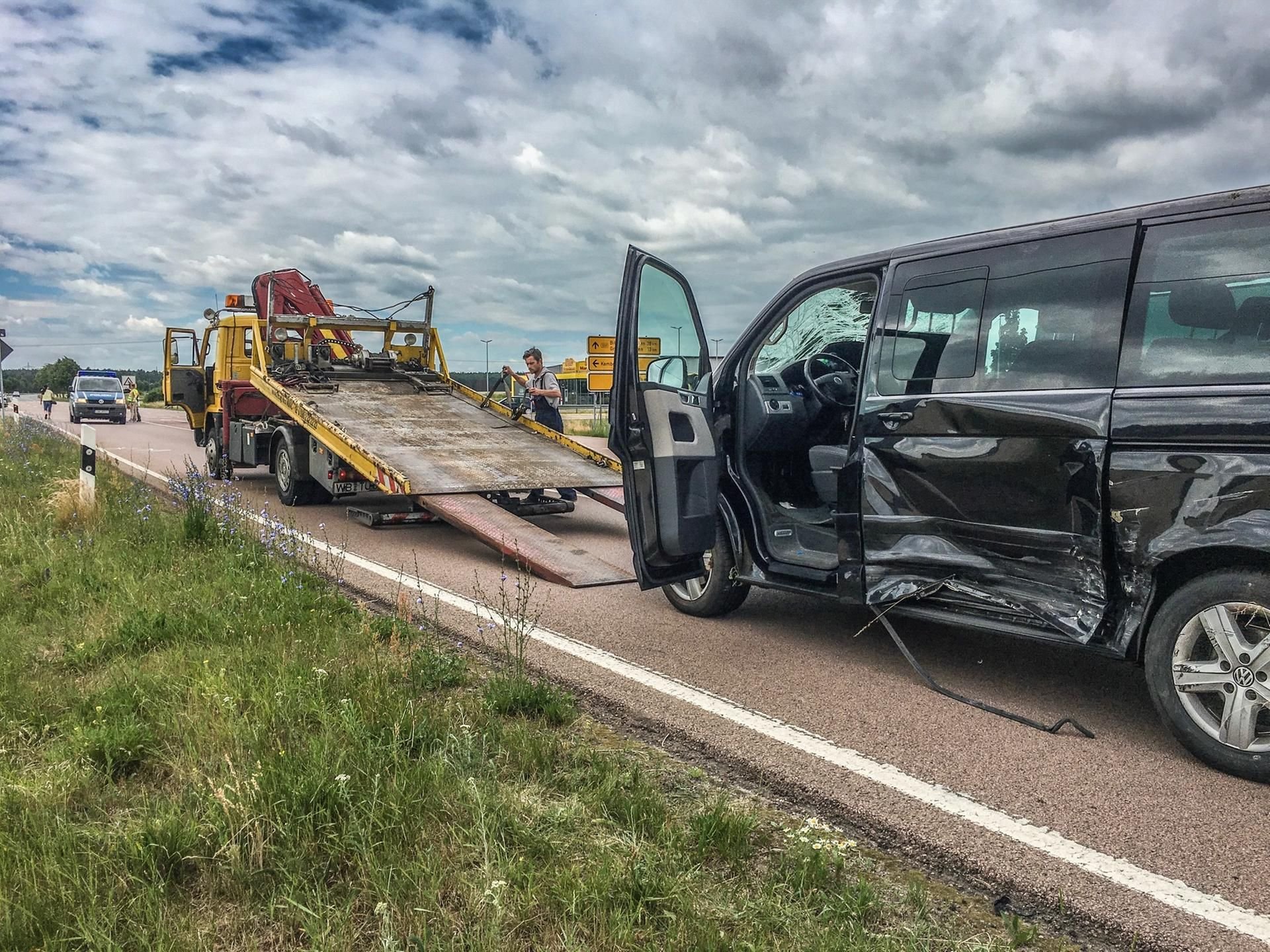 Der Kleinbus kollidierte an der Kreuzung der B100 in Bergwitz mit einem Auto.