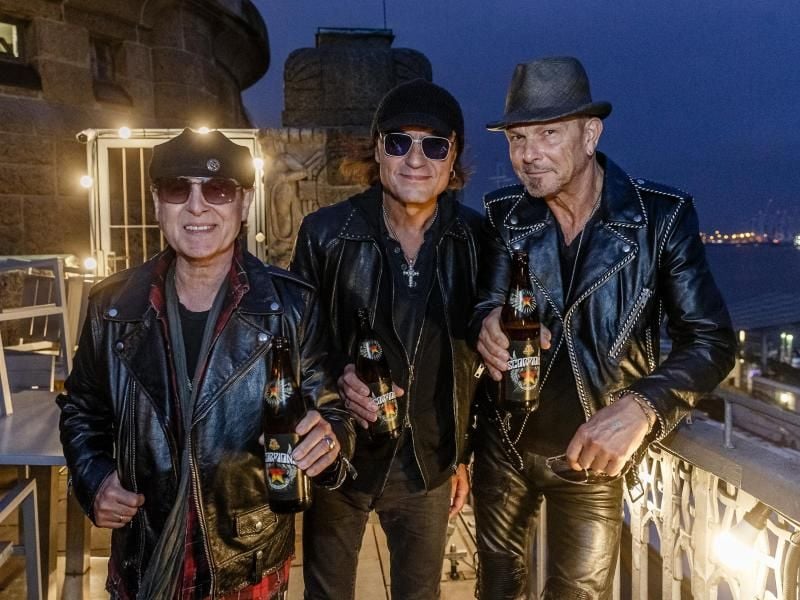Klaus Meine (l-r), Matthias Jabs und Rudolf Schenker stellen in Hamburg ihr Scorpions-Bier vor. Foto: Markus Scholz/dpa