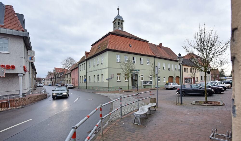 Das Rathaus in der Jeßnitzer Hauptstraße - hier arbeitet die Stadtverwaltung am neuen Haushalt.