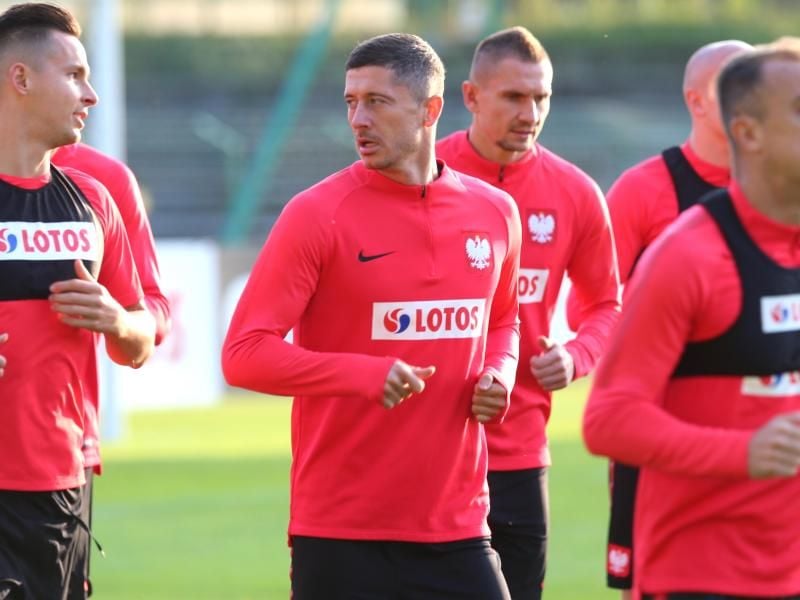 Polen-Stürmer Robert Lewandowski (M.) hat eine Torflaute. Foto: Andrzej Grygiel/PAP