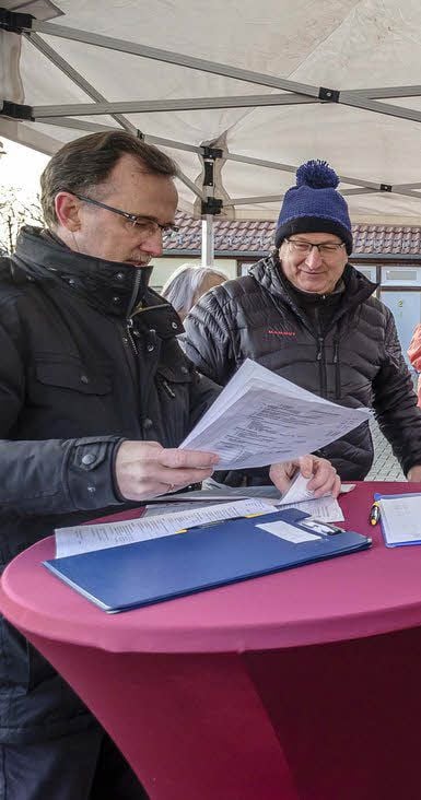 Peter-Hendrik Herrmann (li.) begutachtet die Unterlagen.