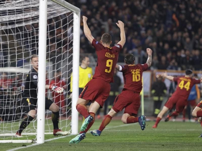 Die Spieler des AS Rom jubeln über den Siegtreffer, Barca-Keeper Marc-André ter Stegen ist geschlagen. Foto: Gregorio Borgia