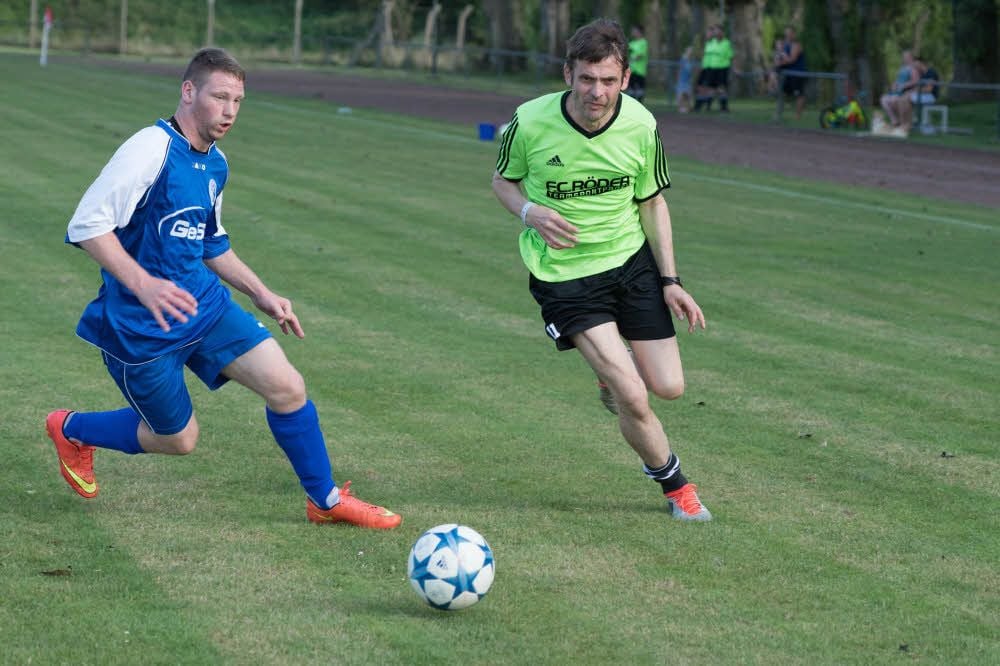 Friesen-Spieler Christian Witt (r.) sorgt auf seiner Seite immer mächtig für Druck im Aufbauspiel.