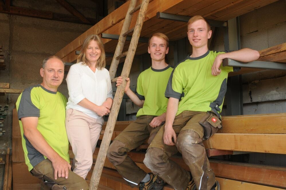 Tischlerei Sommerweiß in Pödelist: Ganz in Familie in Sachen Holzbearbeitung tätig sind Vater Ralf, Mutter Silvia und ihre Zwillingssöhne Jonas und Felix (rechts).