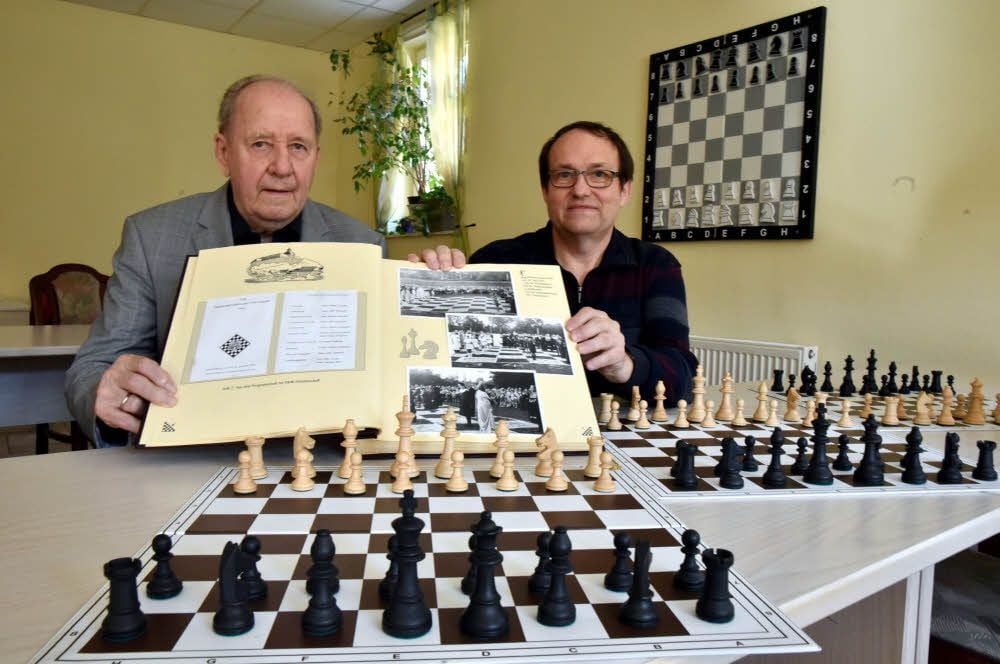 Gerhard Dallmeier (li.) und Uwe Schiller zeigen die Chronik des hundert Jahre alten Weißenfelser Schachclubs „Roland“.