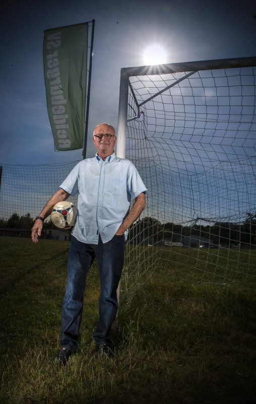 Ralf Wießner auf dem Sportplatz in Reideburg
