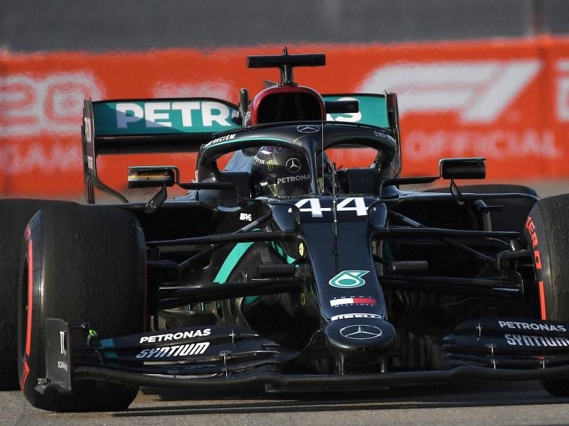 Lewis Hamilton will mit der Pole Position den Grundstein für eine Rekordfahrt legen. Foto: Kirill Kudryavtsev/Pool AFP/AP/dpa