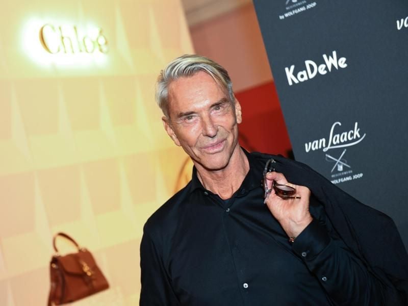 Der Designer Wolfgang Joop hat ein neues Buch geschrieben - per Hand. Foto: Monika Skolimowska