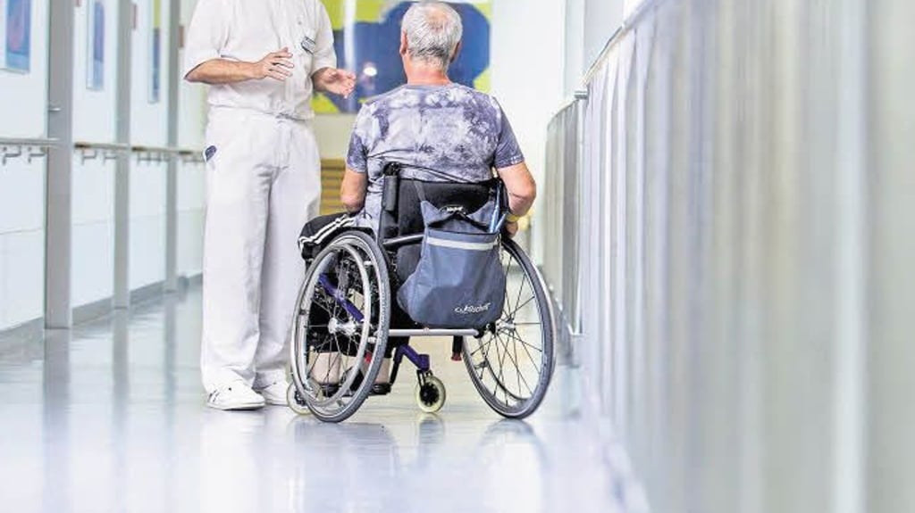 Dr. Utz Ullmann, Leitender Psychologe am Bergmannstrost, im Gespräch mit einem Patienten.