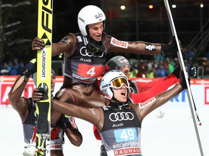 Tournee-Sieger Kamil Stoch (vorn/49) jubelt mit seinem zweitplatzierten Landsmann Piotr Zyla an der Paul-Außerleitner-Schanze über den Erfolg. Foto: Daniel Karmann