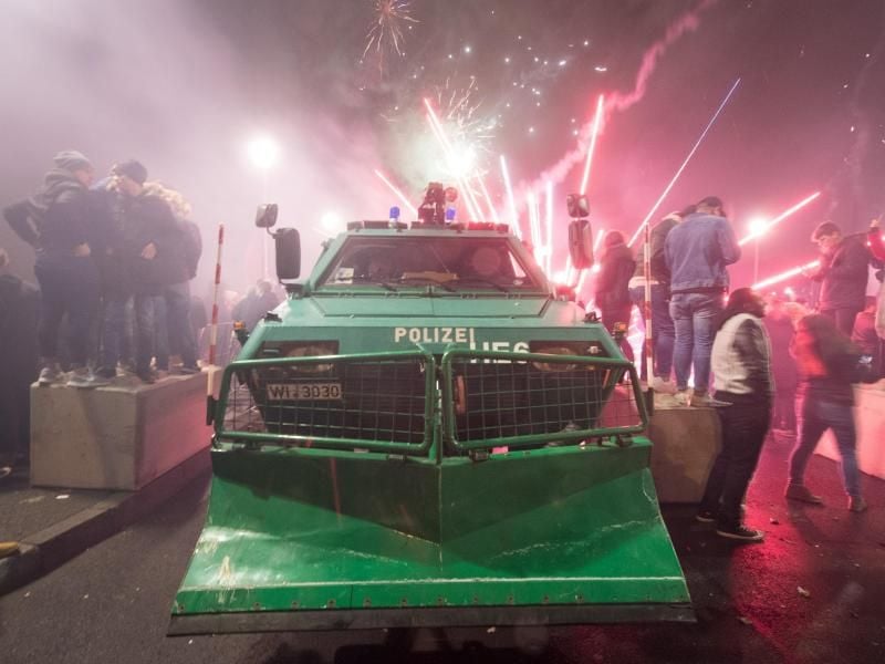Räumpanzer der Polizei an Silvester auf der Alten Brücke. Foto: Boris Roessler/Archiv